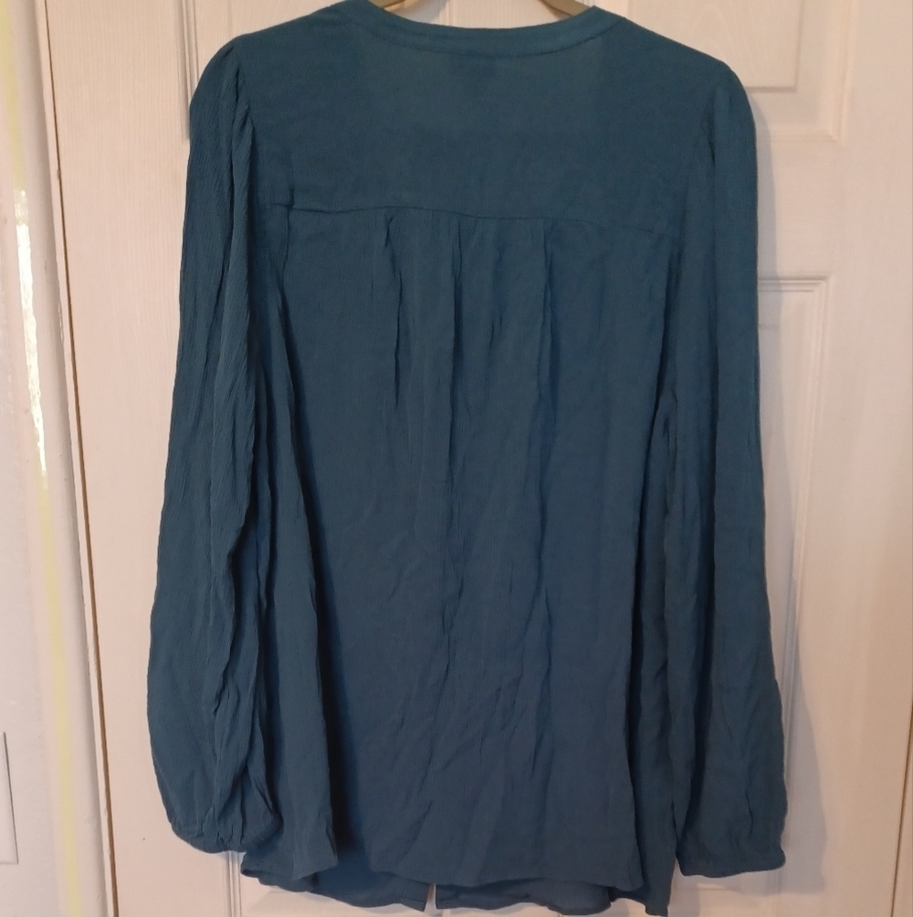 Torrid Crinkle Gauze Button-Front Peasant Top - Picture 9 of 11